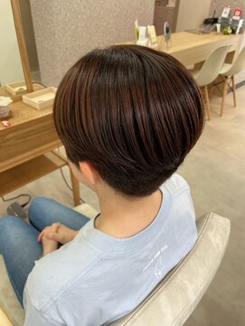 ロッコ 船橋駅(Rocco) 襟足刈り上げハンサムショート　白髪ぼかしハイライト　船橋駅
