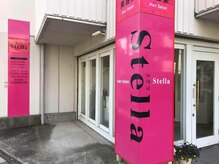 可愛らしいピンクの看板が目印のサロンです。