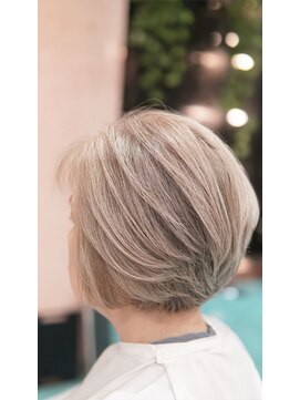 【脱白髪染】グレイヘア（白髪）のファッションカラー85