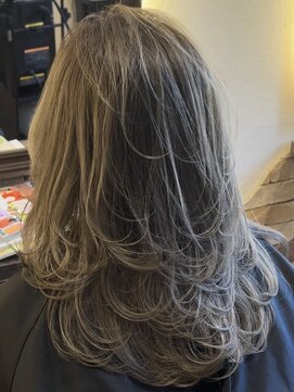 ゼウス(Zeus.) 海外ヘアーハッシュカットレイヤーカット