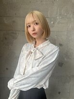 スール(seul) 抜きっぱなしブロンド前下がりボブ