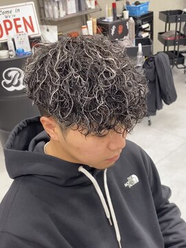 バジー バイ ディーアンドティー(Buzzy by D&T) スペインカール×ホワイトハイライト