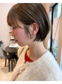 ショートボブ×オリーブベージュ
