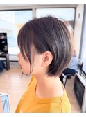 オリーブアッシュカラーのショートボブ
