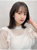 大人ガーリーダークアッシュミディアムレイヤーカット 小顔