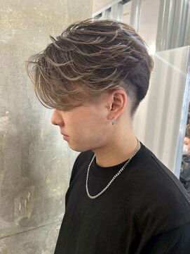 メンズサロン キング 梅田店(Men’s salon K!ng) フェザーショートアップバングセンターパートメンズハイライト