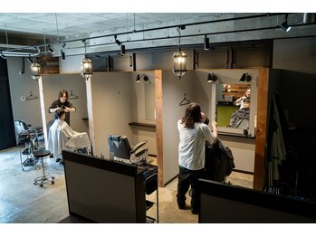 バーバープレイス チクシ(BARBER PLACE chikushi)の写真/【半個室のプライベート空間】