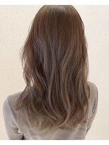 オアシスアヴェダ(OASIS AVEDA)&nbsp;ハイライトとインナーカラーを後ろから見たスタイル