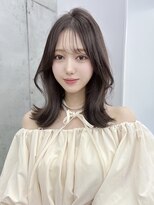 エヌアイ オモテサンドウ(ni omotesando) ナチュラル上品くびれミディアム/シースルーバング/グレージュ