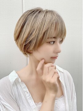 ルーファス メグロ(Ruufus Meguro) 柔らかベージュショート｜透明感のある白髪ぼかしカラー