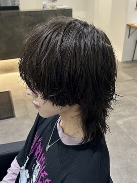 ヒュイル バイ ニアウ(Hwyl by Niau) メンズカットパーママッシュウルフ長め波巻きスパイラルパーマ