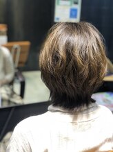 白髪は「隠す」と「活かす」ものへ。明るさと透明感を楽しむ、新発想のグレイカラー