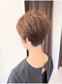 ストレートヘアでも丸みを出すショート