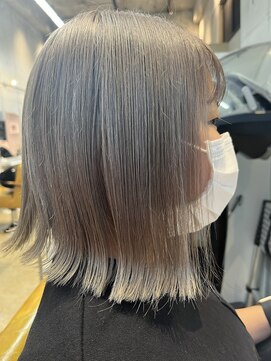 ココ 西葛西南口店(COコ) ホワイトシルバー|外ハネボブ|セクションカラー|西葛西ブリーチ