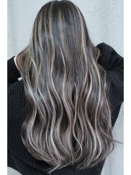 マリアナ(Mariana) ハイライトショートヘアレイヤーカットダブルカラー