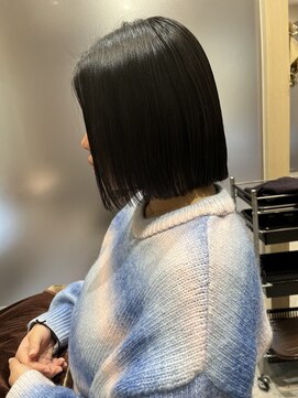 シー(THEE) 切りっぱなしボブ