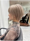 プラチナベージュのくびれショートカット