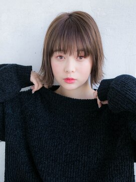 ルティア(Lutia) 外ハネ アッシュベージュ