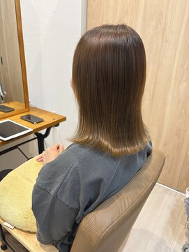 レシェル 松阪(RECIEL) 透明感ツヤツヤベージュストレートヘア