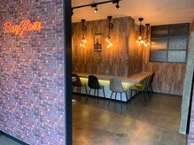 レイグロー バイ ヘッドライト ひたちなか店(RAYGLOW by HEADLIGHT)の雰囲気（カウンター待合とシンボルネオン◎）
