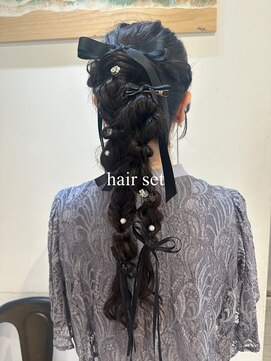 リコ バイ マリス(Liko by maris) 大人可愛いツインポニーでパーティーアレンジ！