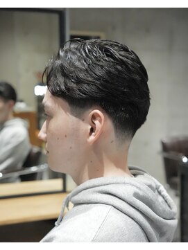 メッツ 原宿(METS) MEN'S/毛流れサイドパート×テーパーフェード/毛流れパーマ
