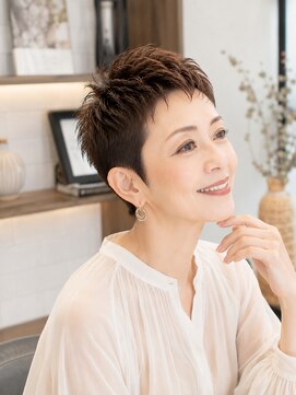 バグズ(Baguz) 50代60代大人美人若見え上品ベリーショート美シルエット