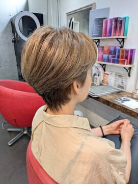 アリイ(ali'i) 白髪ぼかし×ハンサムショート