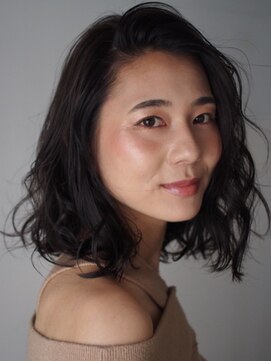 エラ(ELLA) ゆるふわ大人パーマで上品な美しさを