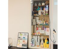 ミューレンス レオン(MUELHENS LEON)の雰囲気(お店の化粧品はだいたい取り扱ってます。小物は各々の趣味です!)