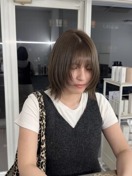 エラ(ELLA) 顔周りレイヤーボブ×オリーブベージュ