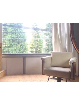 梅田駅すぐの隠れ家サロン。お店貸切の状態で思いっきり贅沢な自分だけの―美と向き合う特別な時間を―。