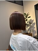 ピンクベージュ×タイトストレート風×耳だしショート×つやボブ