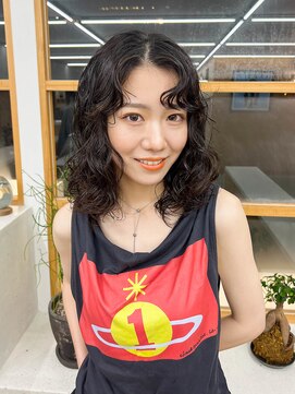 トゥコ(tuco) ミディアムレイヤー　スパイラルパーマ　クルクル　黒髪