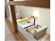 サロンドラ(Salon de La.)の雰囲気（足元の中庭を見ながら癒しのひと時を‥）