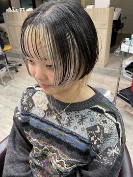 コワファーストナガサキシャンプーボーイ(COIFF1RST NAGASAKI SHAMPOO BOY) ショートボブ インナーカラー 抜きっぱなし 長崎浜の町