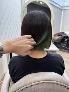 カルム(calm) 切りっぱなしボブ×グリーンインナーカラー