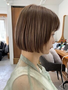 イチエ(ICHIE) 抜け感ベージュで楽しむ大人カジュアルなストレートボブ