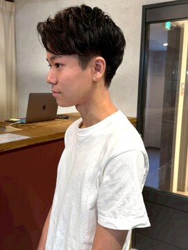 アトリエ(atelier.) 20代 ツーブロック フェザーパーマ 刈り上げ ビジネスヘア