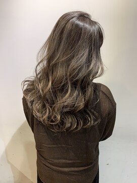 リバレッジ 白金(Leverage) ナチュラルハイライトグレージュスタイル