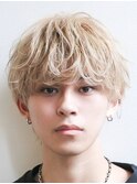ナチュラルマッシュハイトーンカラーメンズツーブロック金髪