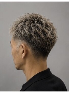 サロンドシロ(salon.de.SHILO) 白髪を活かすメンズブリーチ【麻布十番の理容室の大人ショート】