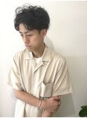 「NIKO」アップバングのセンターパートパーマ