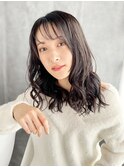 細かめカール×セミウエット質感の韓国風ヘア