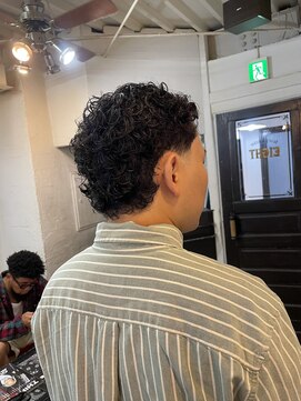 ビーバイエイトジェンツ(Bee by EIGHT GENTS) MEN’S HAIR/ブルーブラック/フェザーパーマ/心斎橋