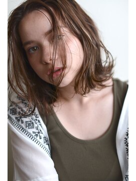 ミラバイグリーン(Mira by green) 無造作×ルーズ【センターパート】伸ばしかけ＃2