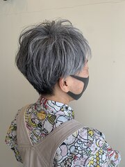 グレイヘアーショート