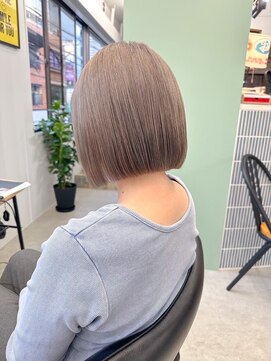 ヒビヲ 天神警固(HIBIO) ショートボブ切りっぱなしボブタッセルボブブリーチダブルカラー