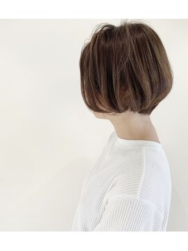 デフィー(DEFY) 前上がりのショートボブスタイル