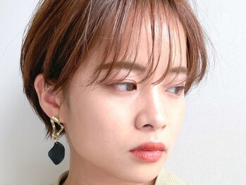 ブルー(BLUE)の写真/《ショートヘアは一番、女性らしさが出る》明日からのおしゃれが変わる場所。繊細な髪だから大事にしたい。